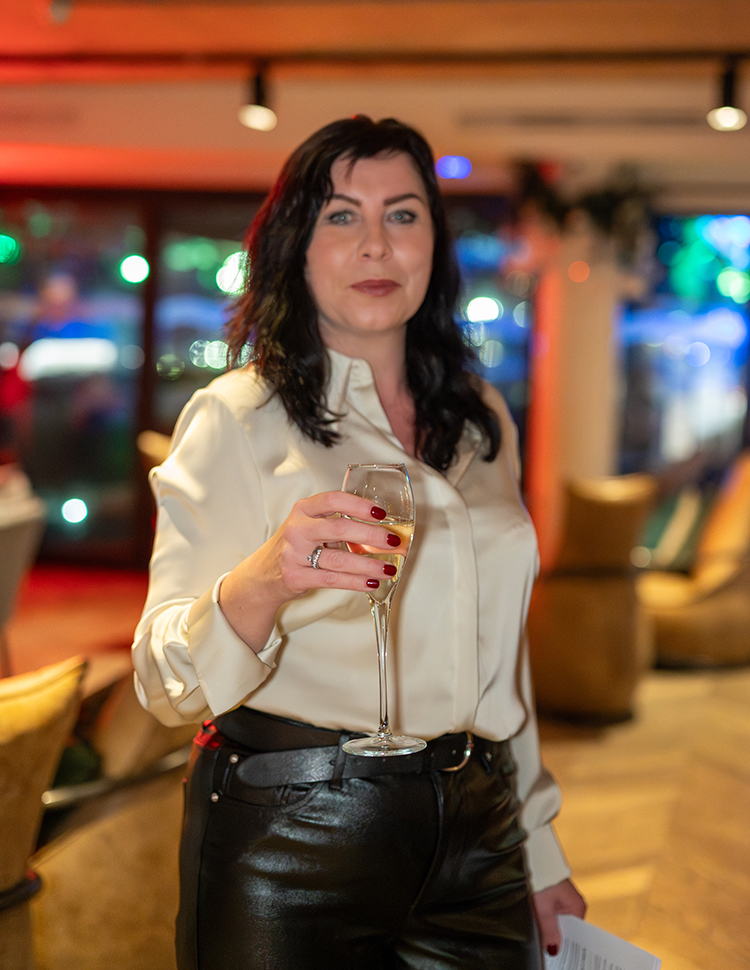 Agnieszka z lampka szampana 