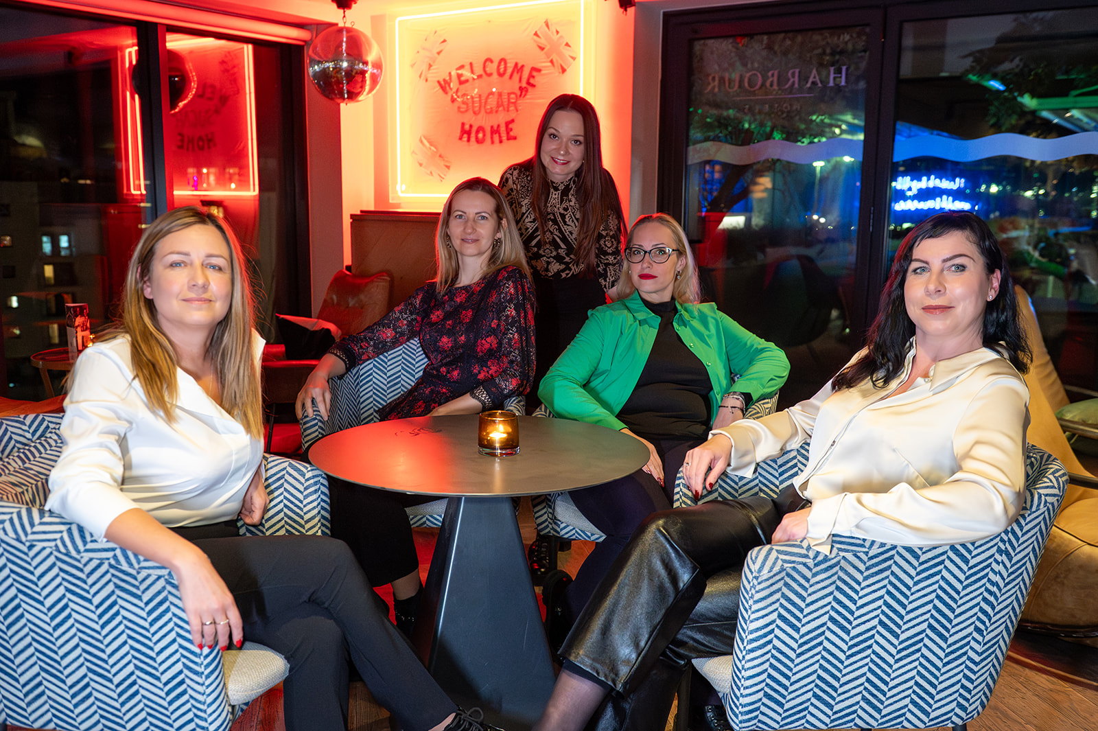 Kobiety z BRU siedzace przy stoliku